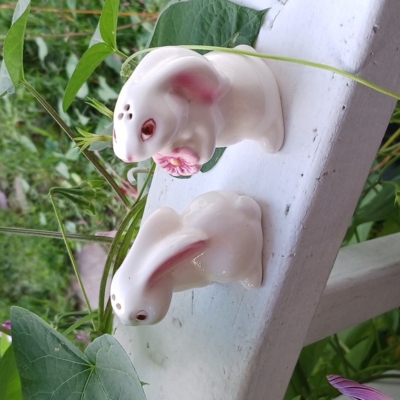 VINTAGE BUNNIES Salt & Pepper Shaker Set - Picture 5 of 7
